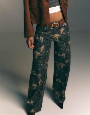 Stradivarius - Hose in Khaki mit weitem Bein, niedrigem Bund und Print-Grün