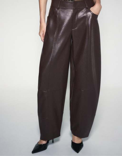 Stradivarius Hose in Lederoptik mit Barrel-Bein in Braun, 2 von 7