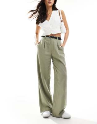 Stradivarius - Hose in Leinenoptik in Khaki mit Gürtel-Grün