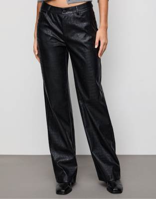 Stradivarius - Hose in Schwarz mit geradem Schnitt, Kroko- und Lederoptik