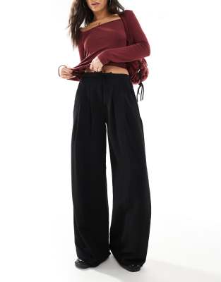 Stradivarius - Hose in Schwarz mit weitem Bein, Knitterstruktur und Taillenschnürung