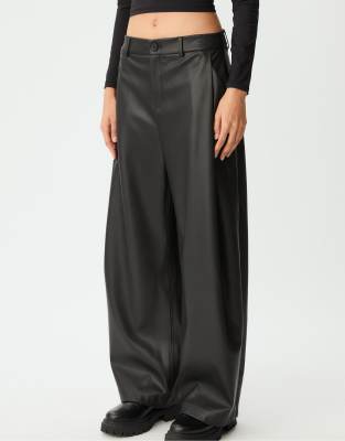 Stradivarius - Hose in Schwarz mit weitem Bein und Lederoptik
