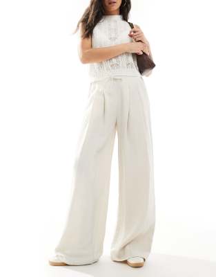 Stradivarius - Hose in Steinbeige mit weitem Bein, Knitterstruktur und Taillenschnürung-Neutral