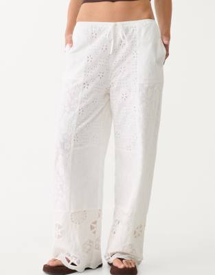 Stradivarius - Hose in Weiß mit Patchwork-Stickerei