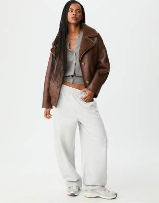 Stradivarius - Jacke aus Kunstleder in Braun mit regulärer Passform-Brown