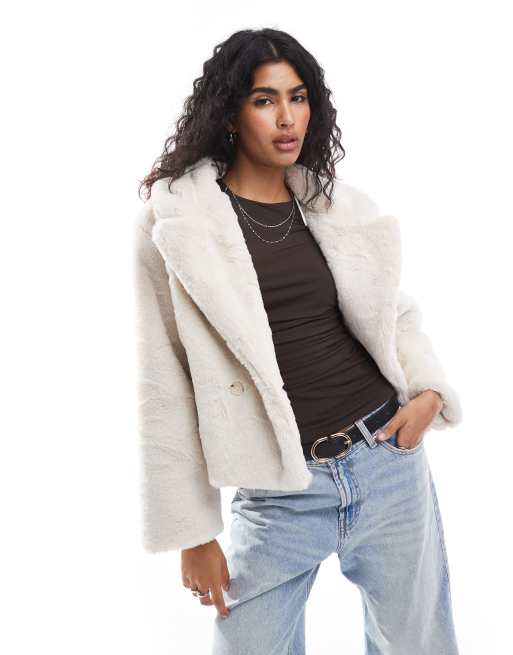 Stradivarius – Jacke aus Kunstpelz in Ecru mit kurzem Schnitt