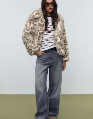 Stradivarius - Jacke aus Kunstpelz in Ecru mit Leopardenmuster-Weiß
