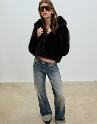 Stradivarius - Jacke aus Kunstpelz in Schwarz