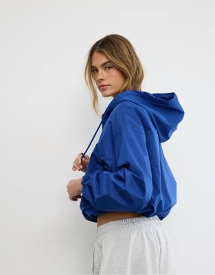 Stradivarius - Jacke aus Nylon in leuchtendem Blau mit Kapuze