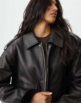 Stradivarius - Jacke aus schwarzem Kunstleder in Kontrastoptik