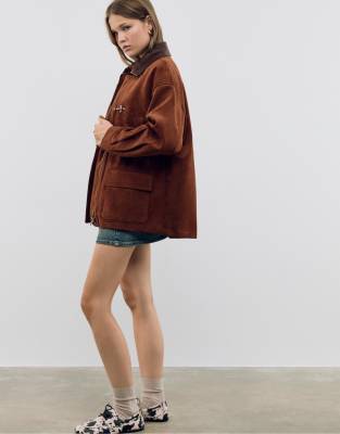Stradivarius - Jacke aus Wildlederimitat in Braun mit Knebelknöpfen-Brown