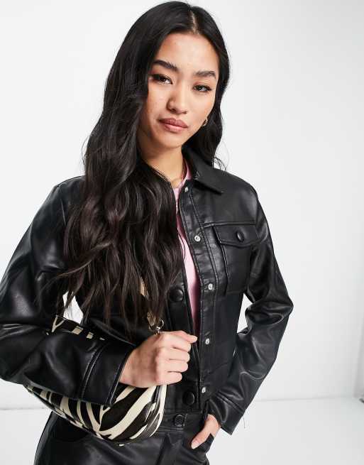 Stradivarius – Jacke im Truckerstil aus Kunstleder in Schwarz