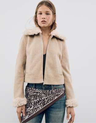 Stradivarius - Jacke in Ecru mit Kunstpelz-Design-Weiß