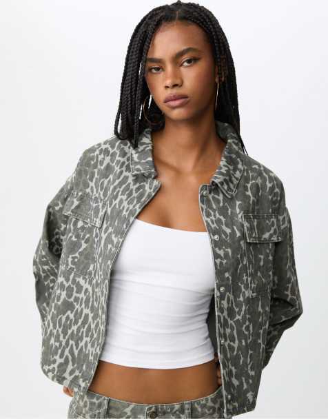 Stradivarius – Jacke in Khaki mit Animal-Print und Taschen - view 1