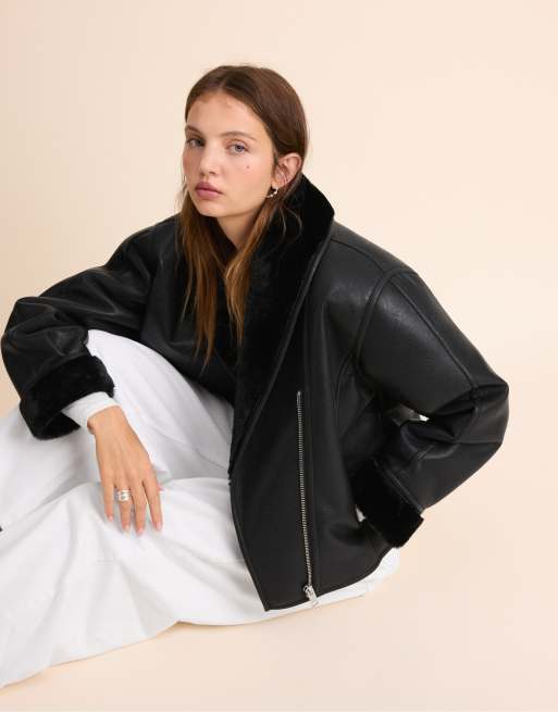 Stradivarius Jacke in Lederoptik mit doppelseitigem Schalkragen in Schwarz, 3 von 7