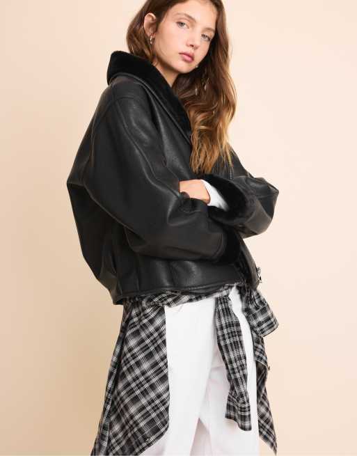 Stradivarius Jacke in Lederoptik mit doppelseitigem Schalkragen in Schwarz, 5 von 7