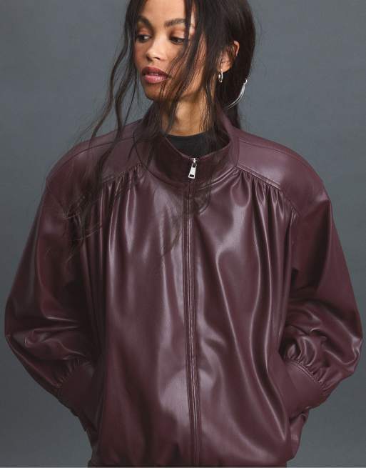 Stradivarius Jacke in Lederoptik mit gerafften Schultern in Lila, 2 von 7