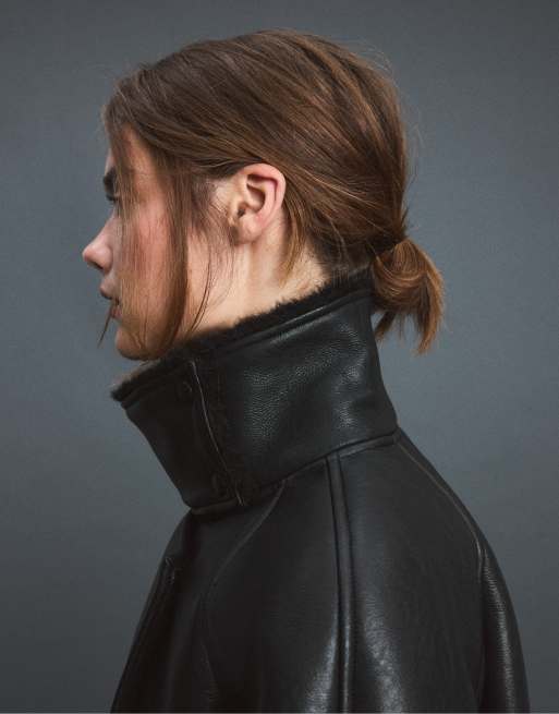 Stradivarius Jacke in Lederoptik mit hohem Kragen, doppelseitig, in Schwarz, 4 von 7