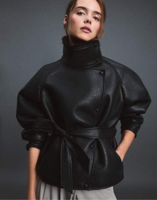 Stradivarius Jacke in Lederoptik mit hohem Kragen, doppelseitig, in Schwarz, 5 von 7