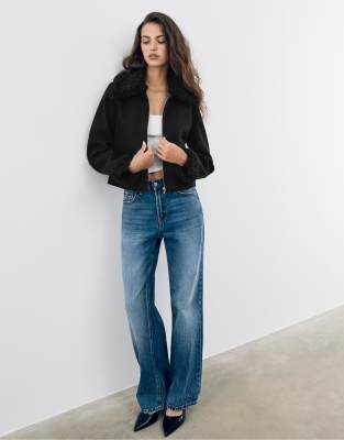 Stradivarius - Jacke in Schwarz mit Kunstpelz-Design