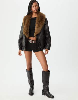 Stradivarius - Jacke in schwarzer Lederoptik mit Kontrastkragen