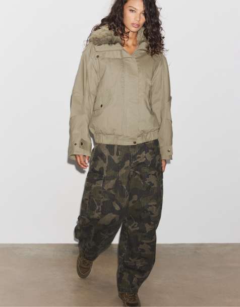 Stradivarius Jacke mit faux-fur-Kragen in Stone - view 1