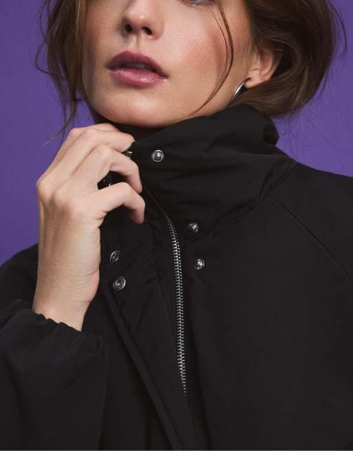 Stradivarius Jacke mit Schößchen und Wattierung in Schwarz, 4 von 7