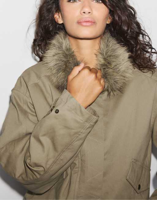 Stradivarius jakke med krave i imiteret pels i beige, 4 af 7