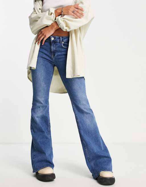 Stradivarius - Jaren 00-stijl flared jeans met lage taille in middenblauw