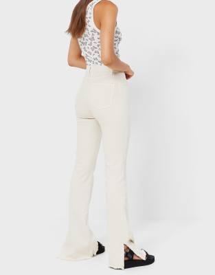 Stradivarius - Jaren 90-stijl broek met stretch, lage taille en split in de  zoom in beige | ASOS