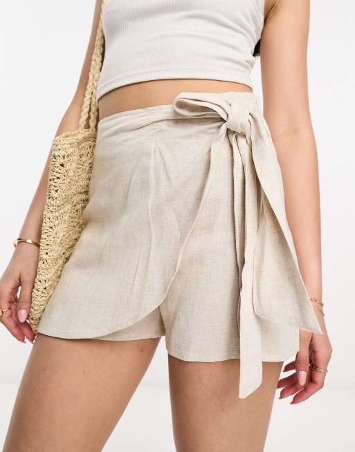 Stradivarius – Jasnobeżowa kopertowa spódnica mini z imitacji lnu 