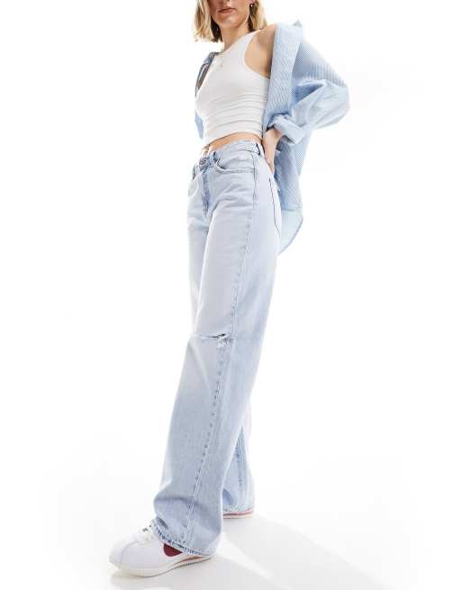 Stradivarius – Jasnoniebieskie jeansy typu dad z szerokimi nogawkami i przetarciami 