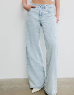 Stradivarius - Jean ample à strass et taille basse - Bleu moyen clair