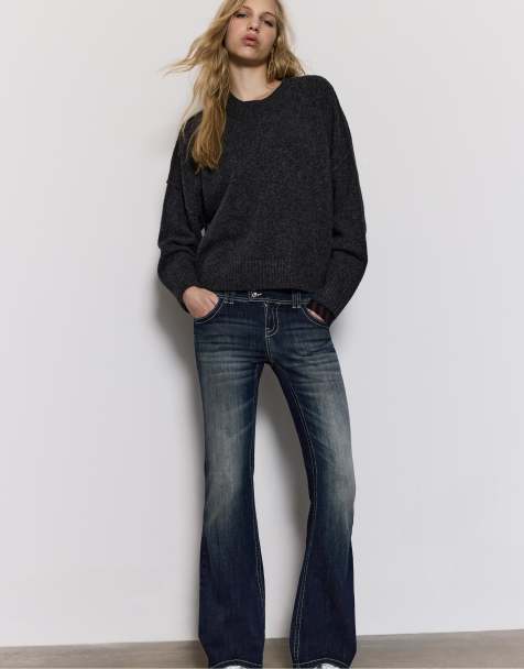 Stradivarius - Jean évasé brodé avec poches - Bleu denim moyen à délavage clair - view 1