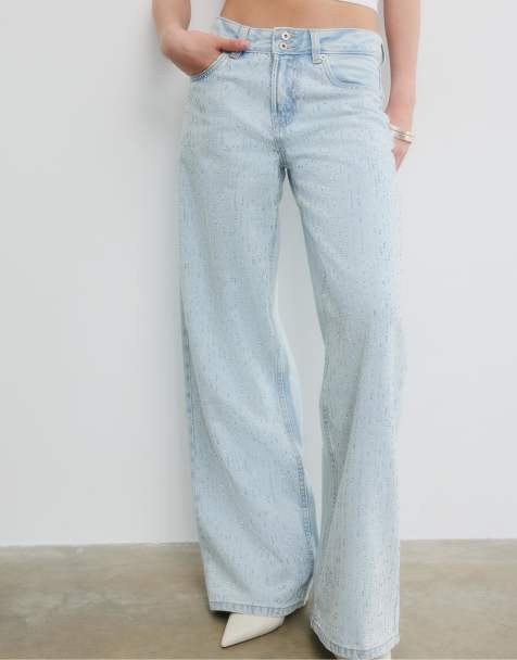 Stradivarius - Jeans a fondo ampio e vita bassa azzurro medio con strass - view 1