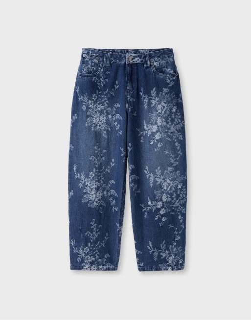 Stradivarius jeans barrel jacquard floreale in denim blu medio, 6 di 7