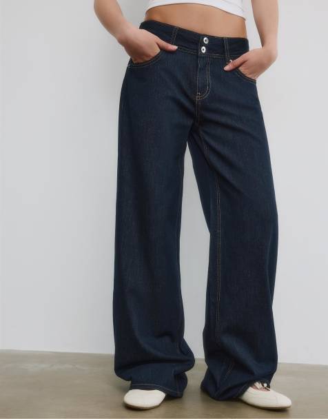 Stradivarius – Jeans in blauer Rinse-Waschung mit niedrigem Bund und zwei Knöpfen - view 1