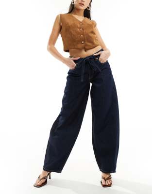 Stradivarius - Jeans in dunkler Waschung mit Ballon-Beinschnitt-Blau