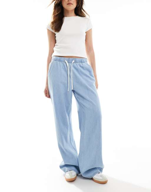 Stradivarius – Jeans in hellblauer Waschung mit elastischem Bund
