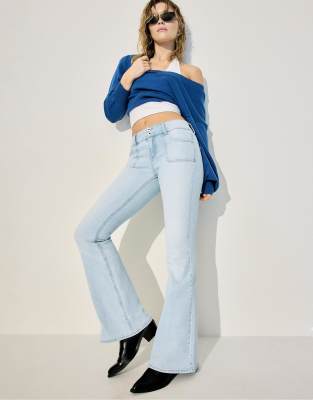 Stradivarius - Jeans in heller Bleich-Waschung mit niedrigem Bund und Ziernaht an den Taschen-Blau