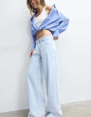 Stradivarius - Jeans in heller Bleich-Waschung mit niedrigem Bund und zwei Knöpfen-Blau