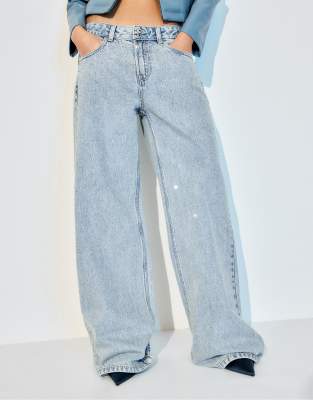 Stradivarius - Jeans in mittlerem Hellblau mit niedrigem Bund und weitem Bein