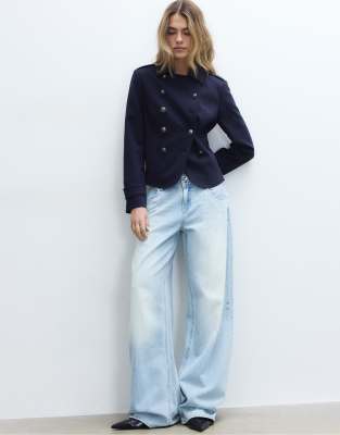 Stradivarius - Jeans in mittlerem Hellblau mit niedrigem Bund und zwei Knöpfen