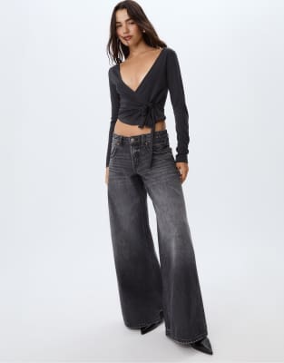Stradivarius - Jeans in Schwarz mit verwaschenem Effekt, niedrigem Bund und weitem Bein-Grau