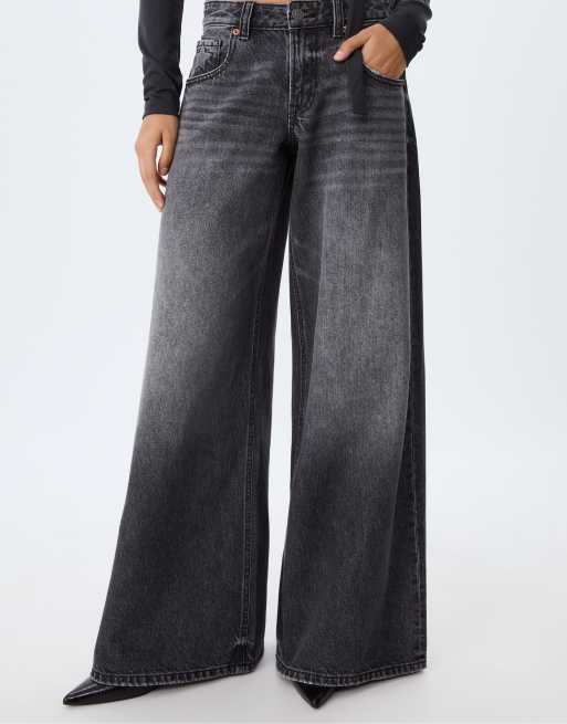 Stradivarius – Jeans in Schwarz mit verwaschenem Effekt, niedrigem Bund und weitem Bein, 2 von 3
