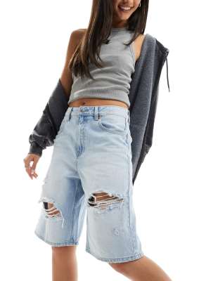 Stradivarius - Jeans-Jorts in Hellblau mit Rissen