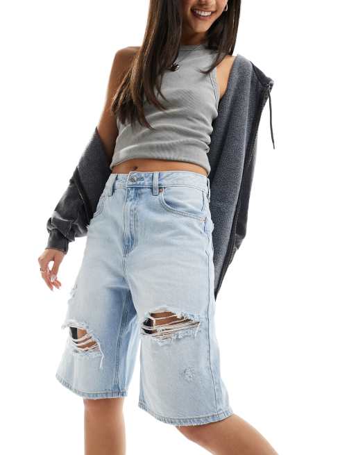 Stradivarius – Jeans-Jorts in Hellblau mit Rissen 