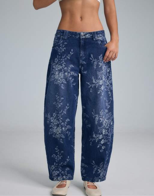Stradivarius jeans med blomsterjacquard og barrel-ben i mellemblå denim, 2 af 7