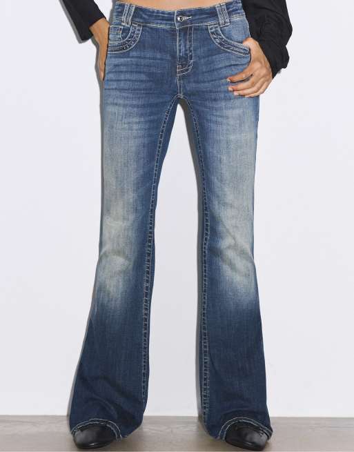 Stradivarius jeans med broderad ficka och utsvängda ben i mellanblå denimtvätt, 2 av 7