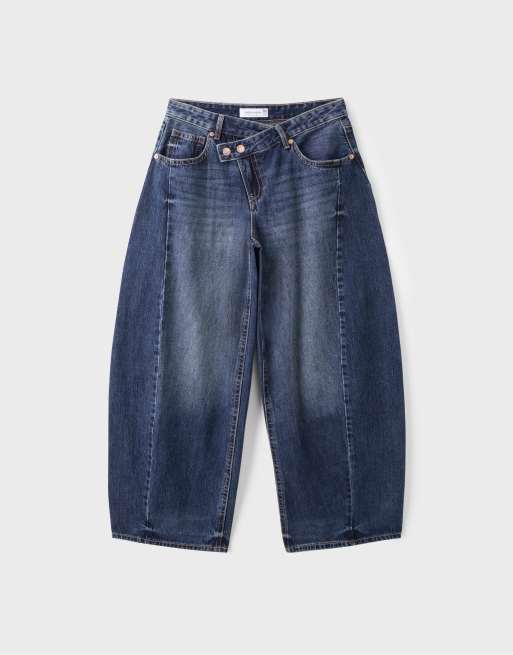 Stradivarius jeans med crossover-talje og løs pasform i medium denimvask, 6 af 7